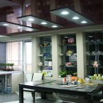 Miroir sombre faux plafond dans la cuisine
