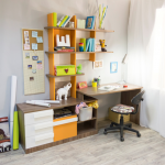 Supports pratiques au-dessus de la table pour les livres et la décoration