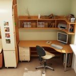 Etagère d'angle et tablette au dessus du bureau