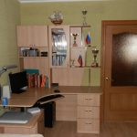 Etagère d'angle au-dessus du bureau de l'ordinateur