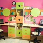 Chambre d'enfant lumineuse avec un ensemble de meubles - tables, étagères et étagères