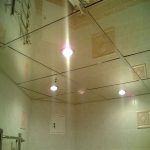 Tuiles miroir au plafond dans la salle de bain