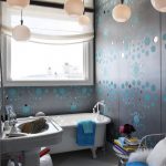 Plafond miroir et lustre d'origine - le clou de l'intérieur de la salle de bain