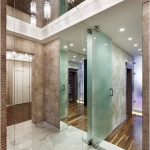 Le plafond miroir et le miroir mural rendent le couloir profond et volumineux