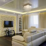 Plafond miroir s'intégrant organiquement à l'intérieur du salon