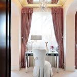 Plafond miroir dans la chambre au dessus de la coiffeuse