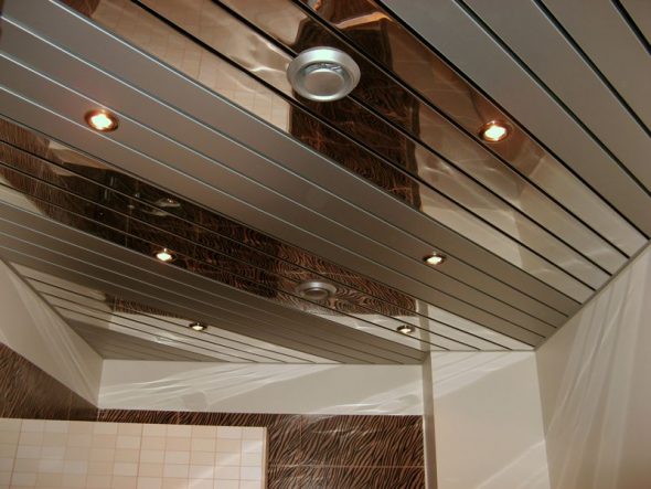 Plafond de miroir à lattes