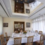 Miroir au plafond au-dessus de la table à manger