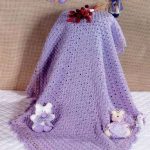 Couverture lilas ajourée pour les bébés à la sortie