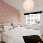 Lit blanc et armoire blanche pour la chambre