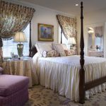 Couvre-lit blanc avec jupe et éléments floraux pour la chambre à coucher