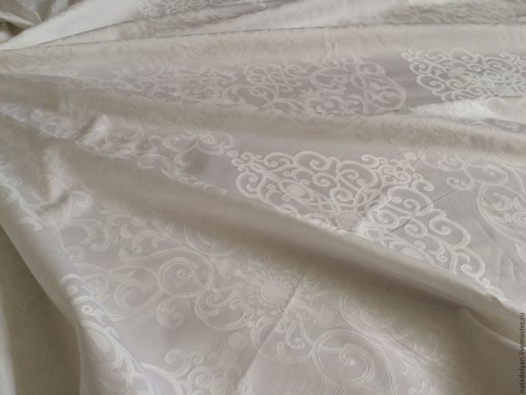 Satin blanc à motifs