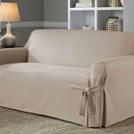 Housse beige sur le canapé selon les tailles