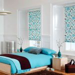 Couleur turquoise pour la conception d'une chambre avec un petit nombre de meubles