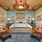 Grande chambre avec une disposition symétrique des meubles.