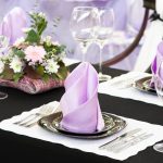 Zwart tafelkleed en contrasterende servetten op de tafel