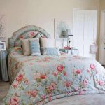 Motif floral pour le lit avec tête de lit florale
