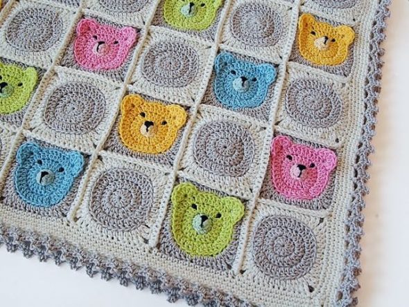 Plaid dans une poussette avec des ours