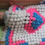 Plaid de pompons pour enfants