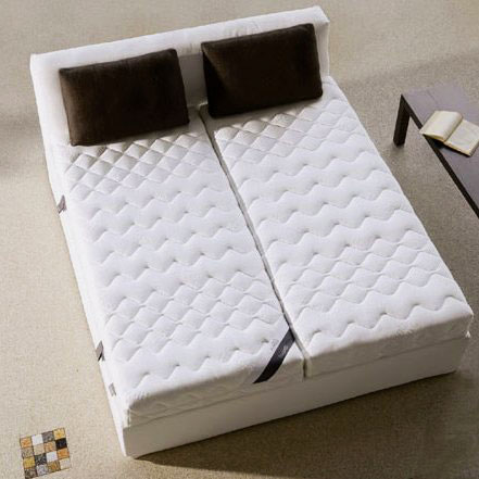 Lit double avec deux matelas