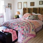 Couvre-lit double face sur le lit dans le style du patchwork