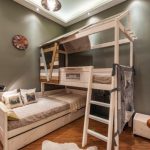 Lit superposé en bois, fait en forme de maison