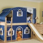 Un lit superposé avec des extras est utilisé comme une maison de théâtre et un bon endroit pour dormir.