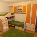 Lits superposés avec penderie et étagères intégrées - une bonne solution pour les enfants d'âge scolaire