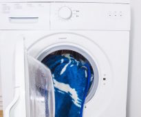 Le plaid ne peut être lavé que dans une grande machine.