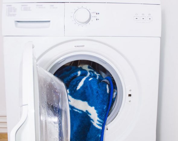 Das Plaid kann nur in einer großen Maschine gewaschen werden.