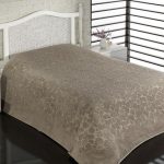 Couverture marron avec motif en relief