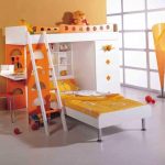 Beau lit superposé avec étagères et table