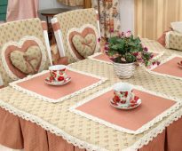 Belle nappe et housses de chaise