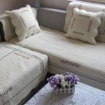 Belles couvertures délicates pour le confort à l'intérieur du salon