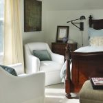 Chaises longues près de la fenêtre dans la chambre