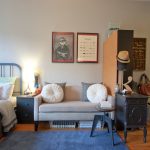 Le lit et le canapé s'intègrent parfaitement à l'intérieur de la chambre
