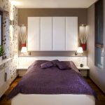 Lit dans une chambre étroite avec deux fenêtres