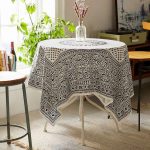 Vierkant tafelkleed met geometrische patronen op een ronde tafel