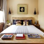 Petite chambre avec un minimum de mobilier - lit, tables de chevet et commode