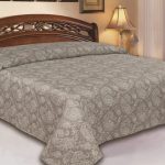 Couvre-lit en microfibre dans une chambre classique