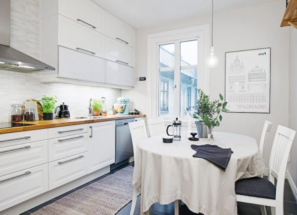Wit tafelkleed voor witte kamer