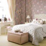Chambre délicate avec coiffeuse par la fenêtre