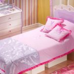 Douce couverture sur un lit dans une chambre de la princesse