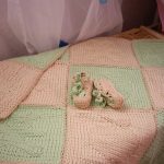 Délicat plaid tricoté vert et rose