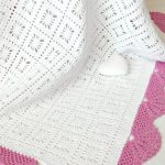 Plaid blanc doux avec bordure rose