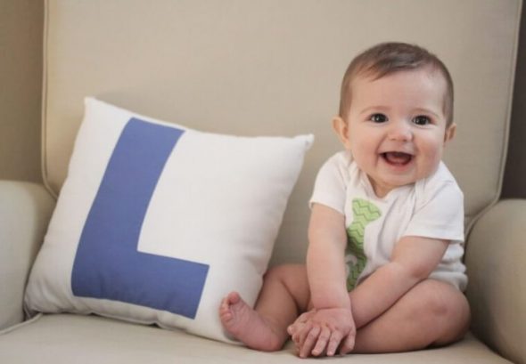 Bébé sur le canapé