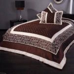 Couvre-lit beige et marron