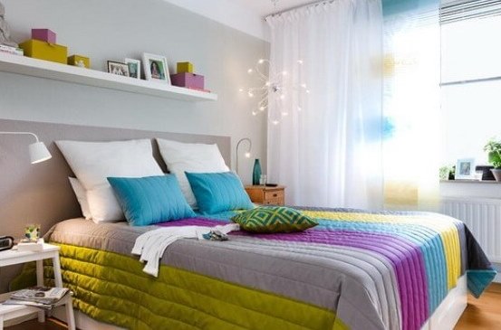 Le couvre-lit fera une chambre confortable
