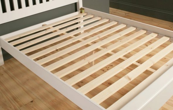 Lit en bois simple