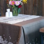 Eenvoudig natuurlijk tafelkleed voor eettafel